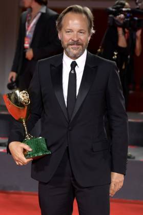 Peter Sarsgaard mit dem Coppa Volpi für den besten Darsteller in Memory beim Photocall mit den Preisträgern der Biennale di Venezia 2023 80. Internationale Filmfestspiele von Venedig im Palazzo del Casino. Venedig, 09.09.2023