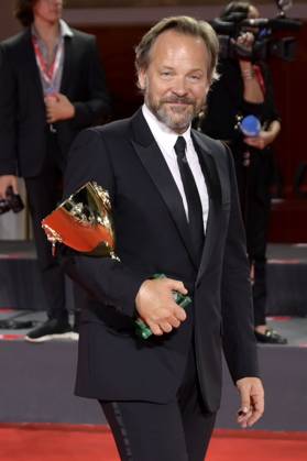 Peter Sarsgaard mit dem Coppa Volpi für den besten Darsteller in Memory beim Photocall mit den Preisträgern der Biennale di Venezia 2023 80. Internationale Filmfestspiele von Venedig im Palazzo del Casino. Venedig, 09.09.2023
