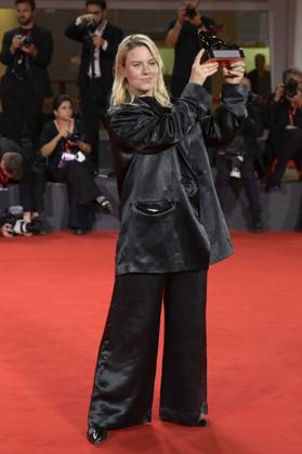 Mika Gustafson mit dem Regiepreis für Paradise Is Burning beim Photocall mit den Preisträgern der Biennale di Venezia 2023 80. Internationale Filmfestspiele von Venedig im Palazzo del Casino. Venedig, 09.09.2023