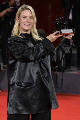Mika Gustafson mit dem Regiepreis für Paradise Is Burning beim Photocall mit den Preisträgern der Biennale di Venezia 2023 80. Internationale Filmfestspiele von Venedig im Palazzo del Casino. Venedig, 09.09.2023