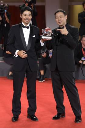 Hitoshi Omika und Ryusuke Hamaguchi mit dem Silbernen Löwen großer Preis der Jury für Evil Does Not Exist beim Photocall mit den Preisträgern der Biennale di Venezia 2023 80. Internationale Filmfestspiele von Venedig im Palazzo del Casino. Venedig, 09.09.2023