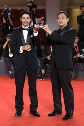 Hitoshi Omika und Ryusuke Hamaguchi mit dem Silbernen Löwen großer Preis der Jury für Evil Does Not Exist beim Photocall mit den Preisträgern der Biennale di Venezia 2023 80. Internationale Filmfestspiele von Venedig im Palazzo del Casino. Venedig, 09.09.2023