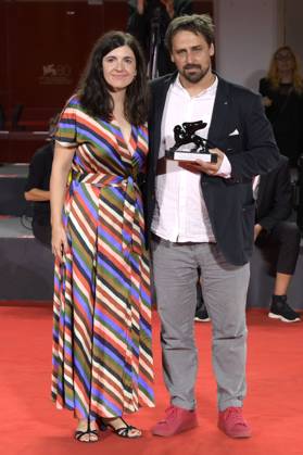 Julia Berkes und Gabor Reisz mit dem Horizons Best Film Award für Explanation for Everything beim Photocall mit den Preisträgern der Biennale di Venezia 2023 80. Internationale Filmfestspiele von Venedig im Palazzo del Casino. Venedig, 09.09.2023