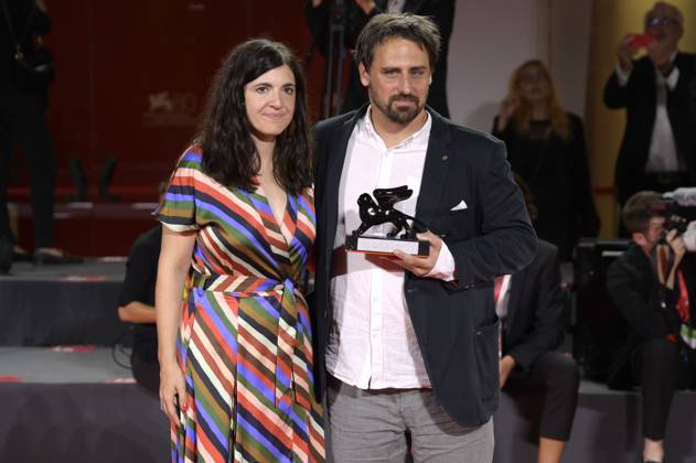 Julia Berkes und Gabor Reisz mit dem Horizons Best Film Award für Explanation for Everything beim Photocall mit den Preisträgern der Biennale di Venezia 2023 80. Internationale Filmfestspiele von Venedig im Palazzo del Casino. Venedig, 09.09.2023