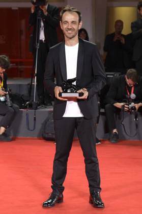 Erenik Beqiri mit dem Award für den besten Kurzfilm A Short Trip beim Photocall mit den Preisträgern der Biennale di Venezia 2023 80. Internationale Filmfestspiele von Venedig im Palazzo del Casino. Venedig, 09.09.2023