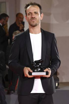 Erenik Beqiri mit dem Award für den besten Kurzfilm A Short Trip beim Photocall mit den Preisträgern der Biennale di Venezia 2023 80. Internationale Filmfestspiele von Venedig im Palazzo del Casino. Venedig, 09.09.2023