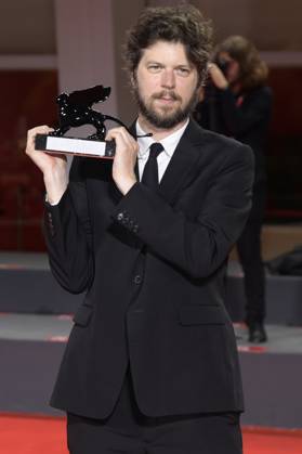 Alex Braverman mit dem Löwen für den besten Dokumentarfilm Thank You Very Much beim Photocall mit den Preisträgern der Biennale di Venezia 2023 80. Internationale Filmfestspiele von Venedig im Palazzo del Casino. Venedig, 09.09.2023