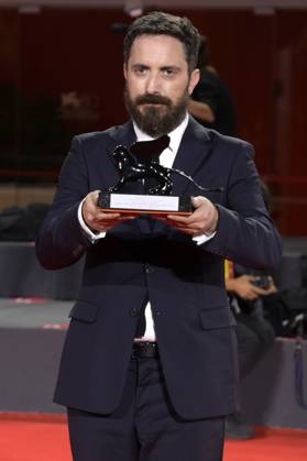 Pablo Larrain mit dem Löwen für das beste Drehbuch für El Conde beim Photocall mit den Preisträgern der Biennale di Venezia 2023 80. Internationale Filmfestspiele von Venedig im Palazzo del Casino. Venedig, 09.09.2023