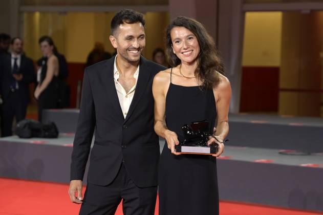 Ilan Cohen und Marion Burger mit dem Preis für immersive Leistungen bei Emperor beim Photocall mit den Preisträgern der Biennale di Venezia 2023 80. Internationale Filmfestspiele von Venedig im Palazzo del Casino. Venedig, 09.09.2023