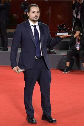 Alain Parroni mit dem Orizzonti Special Jury Award für Una Sterminata Domenica beim Photocall mit den Preisträgern der Biennale di Venezia 2023 80. Internationale Filmfestspiele von Venedig im Palazzo del Casino. Venedig, 09.09.2023