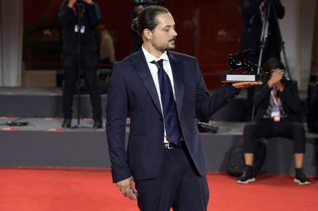 Alain Parroni mit dem Orizzonti Special Jury Award für Una Sterminata Domenica beim Photocall mit den Preisträgern der Biennale di Venezia 2023 80. Internationale Filmfestspiele von Venedig im Palazzo del Casino. Venedig, 09.09.2023