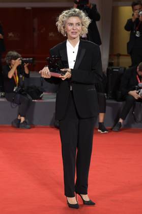 Margarita Rosa De Francisco mit dem Orizzonti Award für die beste Schauspielerin in El Paraiso beim Photocall mit den Preisträgern der Biennale di Venezia 2023 80. Internationale Filmfestspiele von Venedig im Palazzo del Casino. Venedig, 09.09.2023