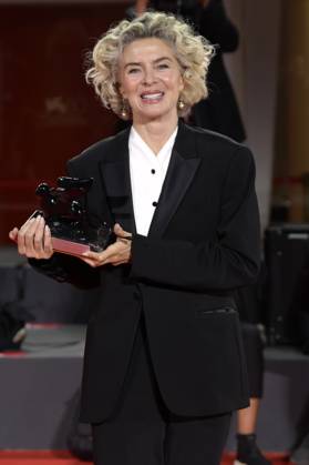 Margarita Rosa De Francisco mit dem Orizzonti Award für die beste Schauspielerin in El Paraiso beim Photocall mit den Preisträgern der Biennale di Venezia 2023 80. Internationale Filmfestspiele von Venedig im Palazzo del Casino. Venedig, 09.09.2023