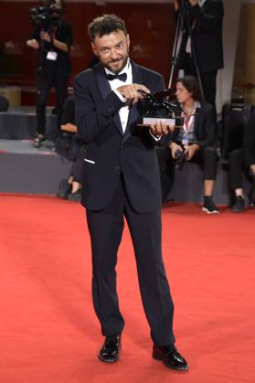 Enrico Maria Artale mit dem Orizzonti Award für das besten Drehbuch beim Photocall mit den Preisträgern der Biennale di Venezia 2023 80. Internationale Filmfestspiele von Venedig im Palazzo del Casino. Venedig, 09.09.2023