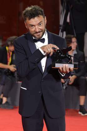 Enrico Maria Artale mit dem Orizzonti Award für das besten Drehbuch beim Photocall mit den Preisträgern der Biennale di Venezia 2023 80. Internationale Filmfestspiele von Venedig im Palazzo del Casino. Venedig, 09.09.2023