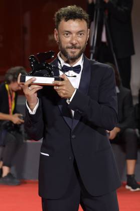 Enrico Maria Artale mit dem Orizzonti Award für das besten Drehbuch beim Photocall mit den Preisträgern der Biennale di Venezia 2023 80. Internationale Filmfestspiele von Venedig im Palazzo del Casino. Venedig, 09.09.2023