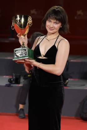 Cailee Spaeny mit dem Coppa Volpi für die besten Darstellerin in Priscilla beim Photocall mit den Preisträgern der Biennale di Venezia 2023 80. Internationale Filmfestspiele von Venedig im Palazzo del Casino. Venedig, 09.09.2023