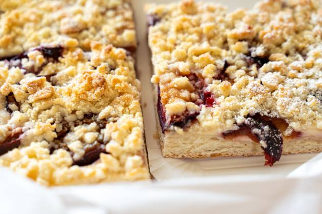 frischer Zwetschen Kuchen (Zwetschendatschi) mit Streuseln