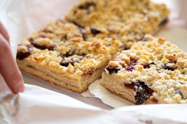 frischer Zwetschen Kuchen (Zwetschendatschi) mit Streuseln