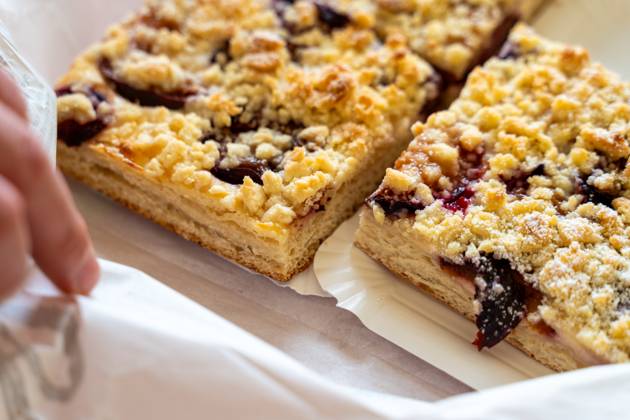 frischer Zwetschen Kuchen (Zwetschendatschi) mit Streuseln