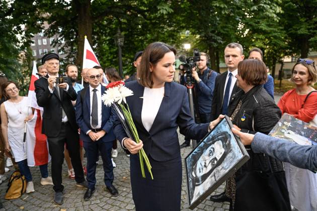 STOCKOHLM 20230911 Belarusian opposition leader and former presidential candidate Svetlana Tichanovskaya receives flowers and a picture as a gift from her countrymen as she arrives at Katarina Church to receive the Anna Lindh Prize, awarded at a ceremony commemorating the 20th anniversary of Anna Lindhs passing Stockholm Sweden x10080x  Copyright: xFredrikxSandberg TTx ANNA LIND-PRISET 2023 TTABB0000000000212974