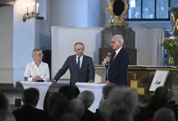 STOCKOHLM 20230911 Margot Wallström, Jan Eliasson and Carl Bildt all former foreign ministers in conversation at a memorial ceremony in Katarina Church 20 years after Anna Lindhs death In connection with the ceremony, the Anna Lindh Prize will be awarded to the Belarusian opposition leader and former presidential candidate Svetlana Tichanovskaja Stockholm Sweden x10080x  Copyright: xFredrikxSandberg TTx ANNA LIND-PRISET 2023 TTABB0000000000212987