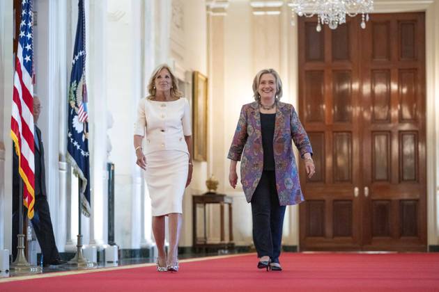 News Bilder des Tages First Lady Jill Biden and Former Secretary of State Hillary Rodham Clinton arrive at an event to celebrate the 2023 Praemium Imperiale Laureates in the East Room of the White House in Washington, DC on Tuesday, September 12, 2023. The Praemium Imperiale is a global arts prize awarded annually by the Japan Art Association for lifetime achievement in arts. The Premium Imperiale Laureates were first celebrated at the White House by the Clintons in 1994.  WAP20230912347 BONNIExCASH
