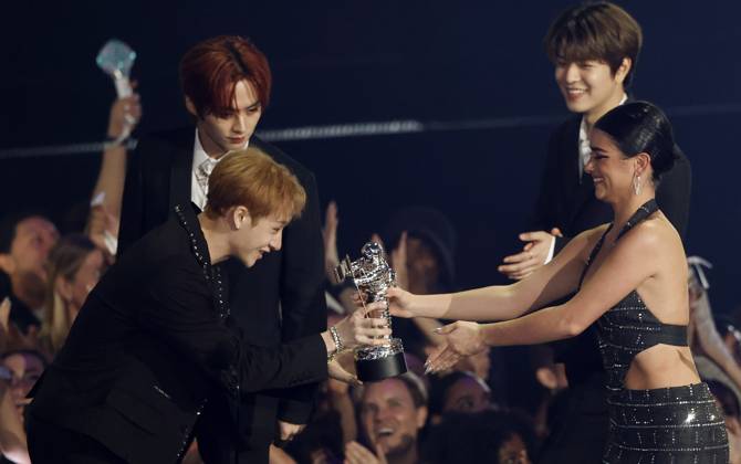 Stray Kids accepts the Best K-Pop award during the 2023 MTV Video Music Awards VMA s at the Prudential Center in Newark, New Jersey, on Tuesday, September 12, 2023.  NYP20230912201 JOHNxANGELILLO
