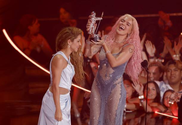 Shakira and Karol G share the Best Collaboration award during the 2023 MTV Video Music Awards VMA s at the Prudential Center in Newark, New Jersey, on Tuesday, September 12, 2023.  NYP20230912235 JOHNxANGELILLO