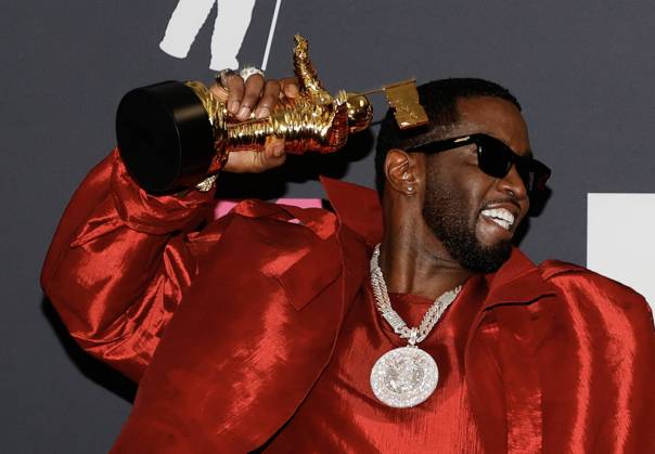 Bilder des Jahres 2023, Entertainment 09 September Entertainment Themen der Woche KW37 Sean P. Diddy Combs arrives in the press room at the 2023 MTV Video Music Awards VMA s at the Prudential Center in Newark, NJ on Tuesday, September 12, 2023.  NYP20230912818 JASONxSZENES