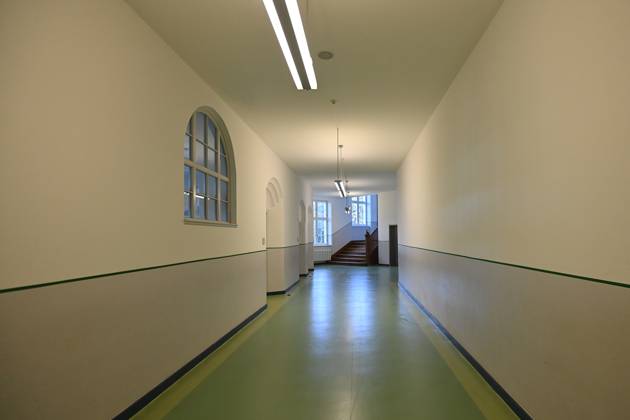 Schulunterricht an einer Grundschule in Bayern am ersten Schultag nach den Sommerferien am 12.09.2023. Leerer Schulflur,