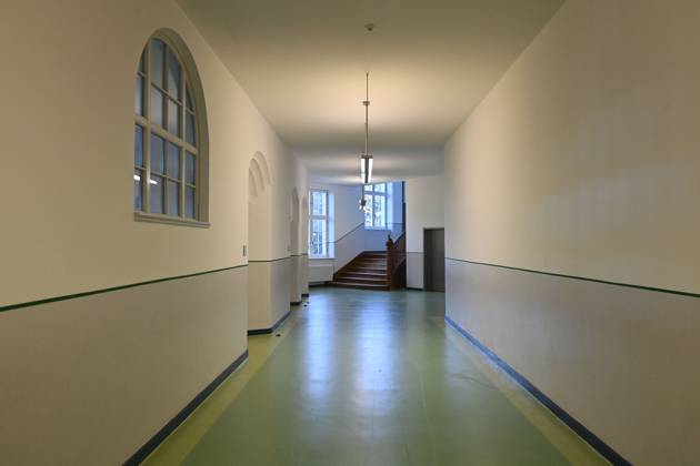 Schulunterricht an einer Grundschule in Bayern am ersten Schultag nach den Sommerferien am 12.09.2023. Leerer Schulflur,
