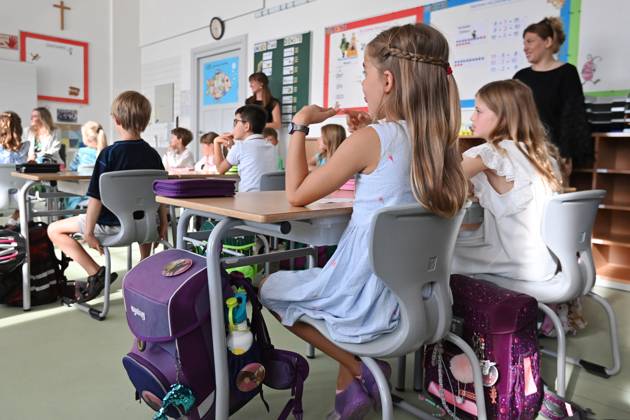 Schulunterricht an einer Grundschule in Bayern am ersten Schultag nach den Sommerferien am 12.09.2023. Lehrerin,Grundschullehrerin haelt Unterricht vor der Klasse 2c.