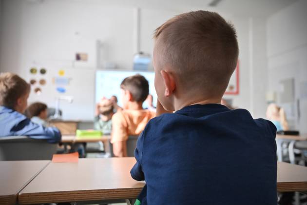 Schulunterricht an einer Grundschule in Bayern am ersten Schultag nach den Sommerferien am 12.09.2023. Schueler,Junge der Klasse 2c waehrend dem Unterricht,aufmerksam,konzentriert,Konzentration.