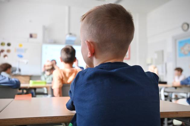 Schulunterricht an einer Grundschule in Bayern am ersten Schultag nach den Sommerferien am 12.09.2023. Schueler,Junge der Klasse 2c waehrend dem Unterricht,aufmerksam,konzentriert,Konzentration.