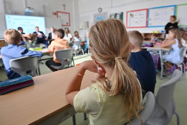 Schulunterricht an einer Grundschule in Bayern am ersten Schultag nach den Sommerferien am 12.09.2023. Schueler und Schuelerinnen der Klasse 2c waehrend dem Unterricht,aufmerksam,konzentriert,Konzentration.