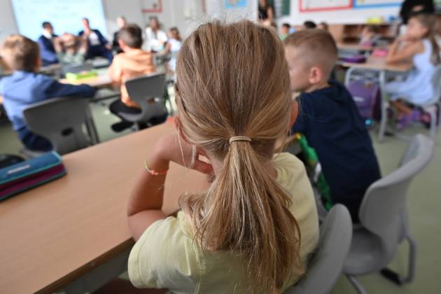 Schulunterricht an einer Grundschule in Bayern am ersten Schultag nach den Sommerferien am 12.09.2023. Schueler und Schuelerinnen der Klasse 2c waehrend dem Unterricht,aufmerksam,konzentriert,Konzentration.