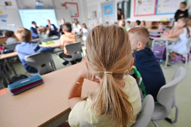 Schulunterricht an einer Grundschule in Bayern am ersten Schultag nach den Sommerferien am 12.09.2023. Schueler und Schuelerinnen der Klasse 2c waehrend dem Unterricht,aufmerksam,konzentriert,Konzentration.