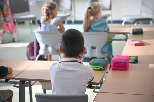 Schulunterricht an einer Grundschule in Bayern am ersten Schultag nach den Sommerferien am 12.09.2023. Schueler,Junge der Klasse 2c waehrend dem Unterricht,aufmerksam,konzentriert,Konzentration.
