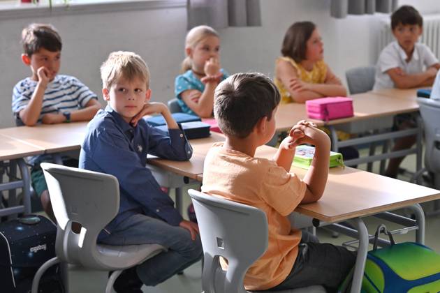 Schulunterricht an einer Grundschule in Bayern am ersten Schultag nach den Sommerferien am 12.09.2023. Schueler und Schuelerinnen der Klasse 2c waehrend dem Unterricht,aufmerksam,konzentriert,Konzentration.