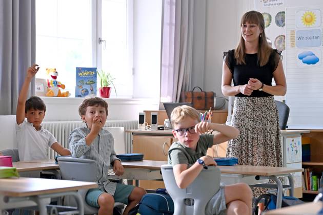 Schulunterricht an einer Grundschule in Bayern am ersten Schultag nach den Sommerferien am 12.09.2023. Lehrerin,Grundschullehrerin haelt Unterricht vor der Klasse 2c.