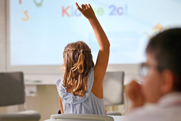 Schulunterricht an einer Grundschule in Bayern am ersten Schultag nach den Sommerferien am 12.09.2023. Schuelerin,Maedchen der Klasse 2c waehrend dem Unterricht,aufmerksam,konzentriert,Konzentration,meldet sich ,Mitarbeit,