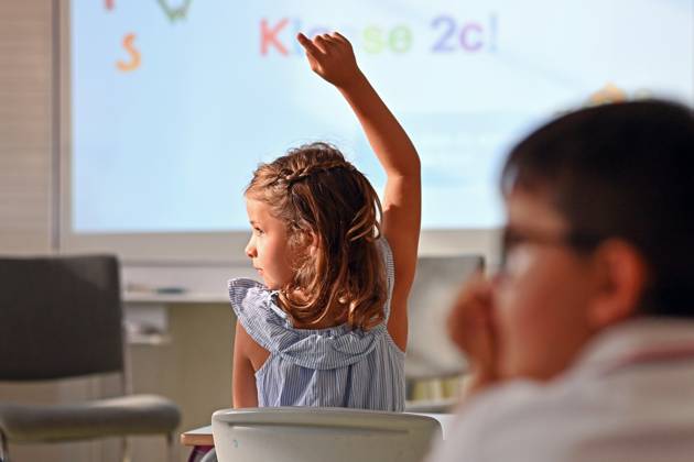 Schulunterricht an einer Grundschule in Bayern am ersten Schultag nach den Sommerferien am 12.09.2023. Schuelerin,Maedchen der Klasse 2c waehrend dem Unterricht,aufmerksam,konzentriert,Konzentration,meldet sich ,Mitarbeit,