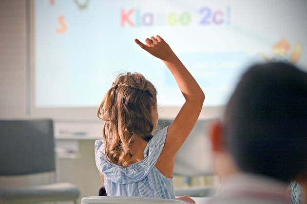 Schulunterricht an einer Grundschule in Bayern am ersten Schultag nach den Sommerferien am 12.09.2023. Schuelerin,Maedchen der Klasse 2c waehrend dem Unterricht,aufmerksam,konzentriert,Konzentration,meldet sich ,Mitarbeit,