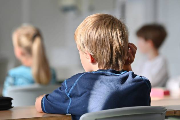 Schulunterricht an einer Grundschule in Bayern am ersten Schultag nach den Sommerferien am 12.09.2023. Schueler und Schuelerinnen der Klasse 2c waehrend dem Unterricht, aufmerksam,konzentriert,Konzentration,