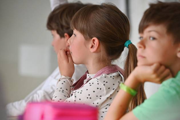 Schulunterricht an einer Grundschule in Bayern am ersten Schultag nach den Sommerferien am 12.09.2023. Schueler und Schuelerinnen der Klasse 2c waehrend dem Unterricht, aufmerksam,konzentriert,Konzentration,
