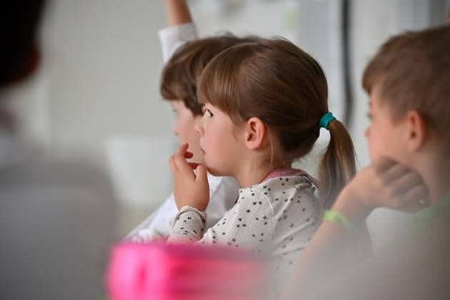 Schulunterricht an einer Grundschule in Bayern am ersten Schultag nach den Sommerferien am 12.09.2023. Schueler und Schuelerinnen der Klasse 2c waehrend dem Unterricht, aufmerksam,konzentriert,Konzentration,