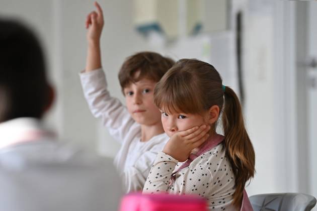 Schulunterricht an einer Grundschule in Bayern am ersten Schultag nach den Sommerferien am 12.09.2023. Schueler und Schuelerinnen der Klasse 2c waehrend dem Unterricht, aufmerksam,konzentriert,Konzentration,