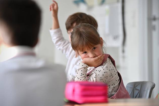 Schulunterricht an einer Grundschule in Bayern am ersten Schultag nach den Sommerferien am 12.09.2023. Schueler,Maedchen der Klasse 2c waehrend dem Unterricht,unaufmerksam,unkonzentriert, Langeweile,langweilen,desinteressiert, Desinteresse,gelangweilt,muede,unausgeschlafen,