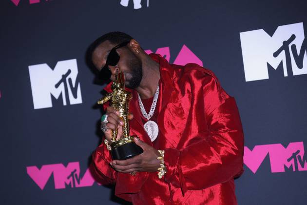 MTV Video Music Awards 2023 - Press Room - NJ P Diddy attends the Press Room with the award at The 2023 MTV VMA at the Prudential Center in Newark, NJ on September 12, 2023. Photo by Charles Guerin ABACAPRESS.COM Newark NJ  Copyright: xGuerinxCharles ABACAx 867514_050 GuerinxCharles ABACAx 867514_050